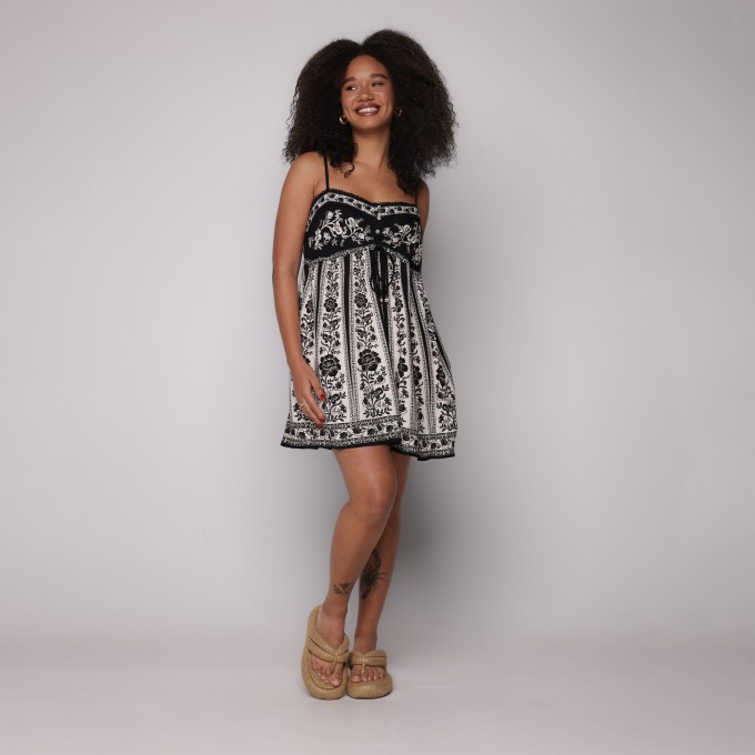 Vestido Curto Floral Delicado