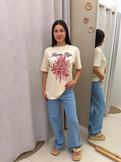 Tshirt Media Arara em Flores Bege Amaranto